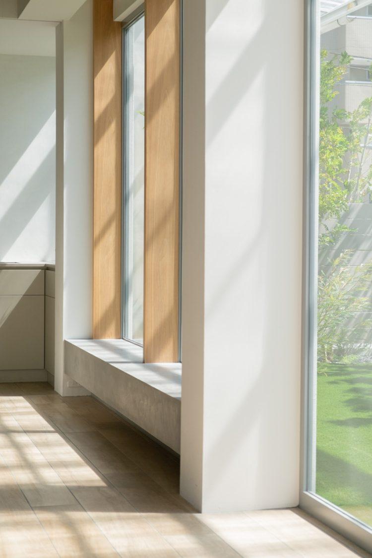 腰掛ベンチを設けた窓辺