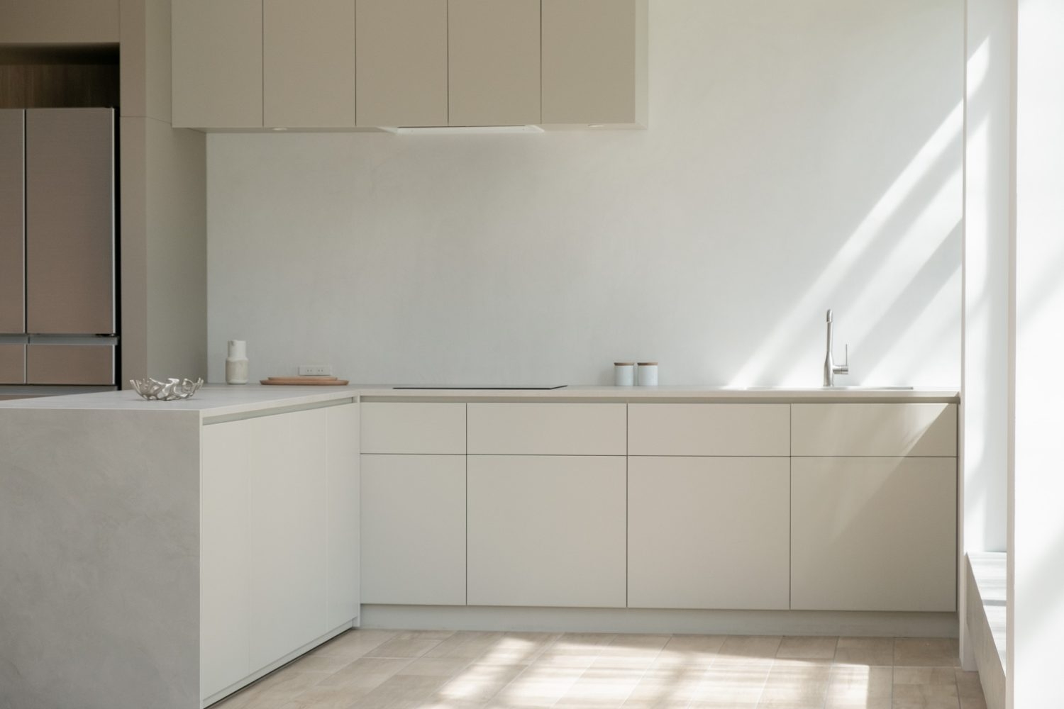 壁付キッチンと可動式のカウンター