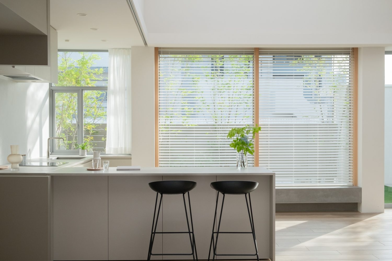 キッチン周辺にも天窓あり