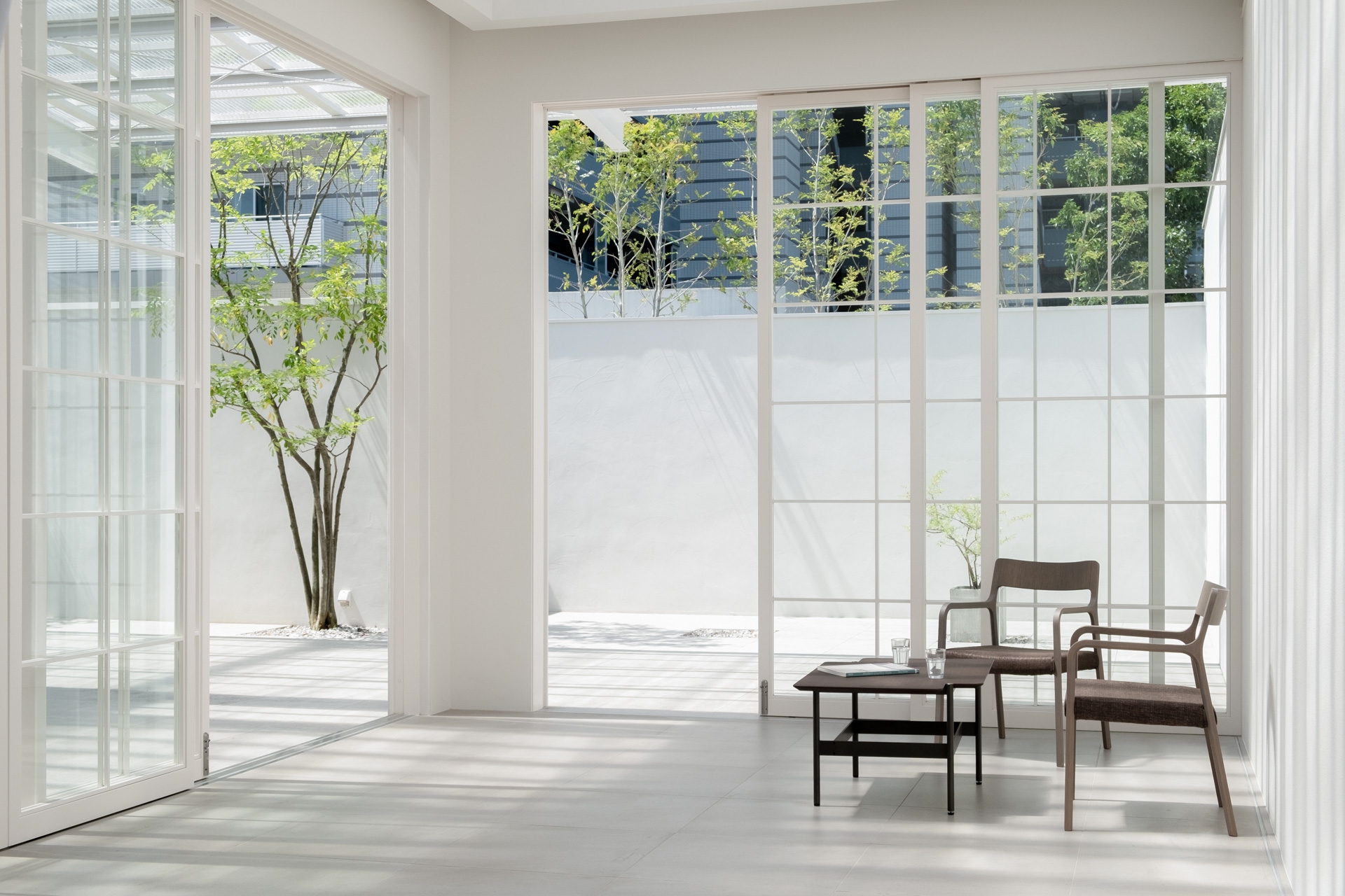 南西側に高さのある格子扉