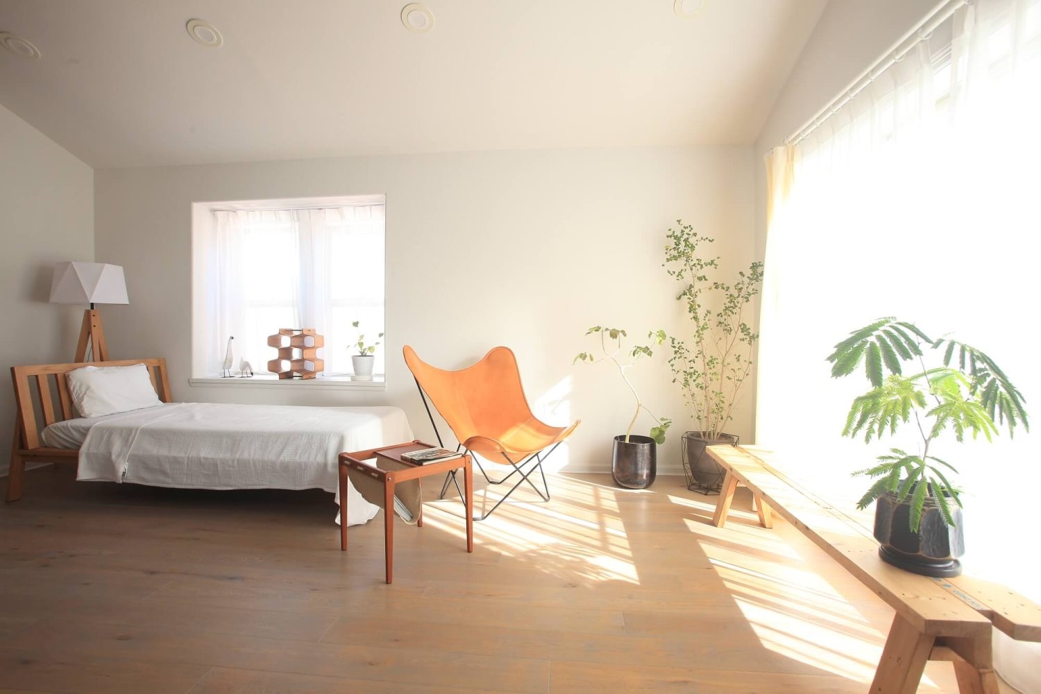 1st 2F / 2面の窓から自然光が入るベッドスペース