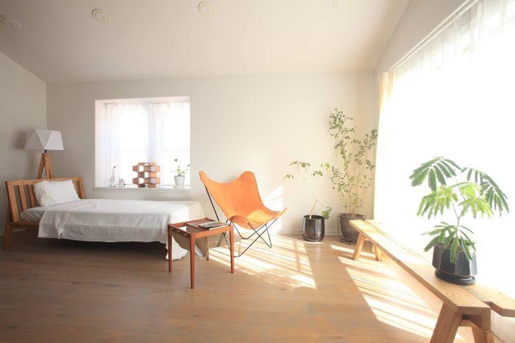 1st 2F / 2面の窓から自然光が入るベッドスペース