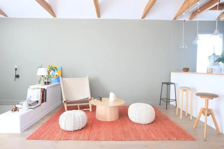 1st 2F / 撮影のアクセントになるグレージュのカラー壁