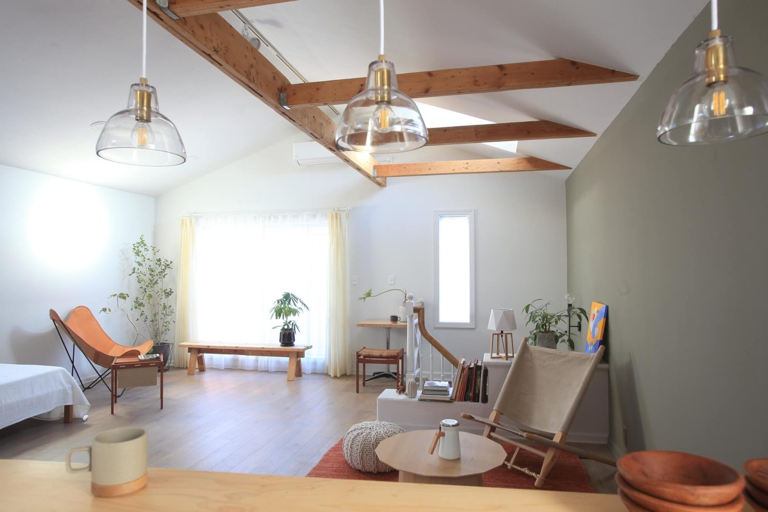 1st 2F / キッチンからリビング側 勾配天井が印象的