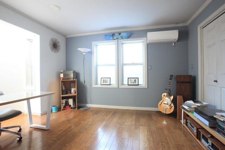 1st 1F / ブルーグレーの壁とフローリングの部屋