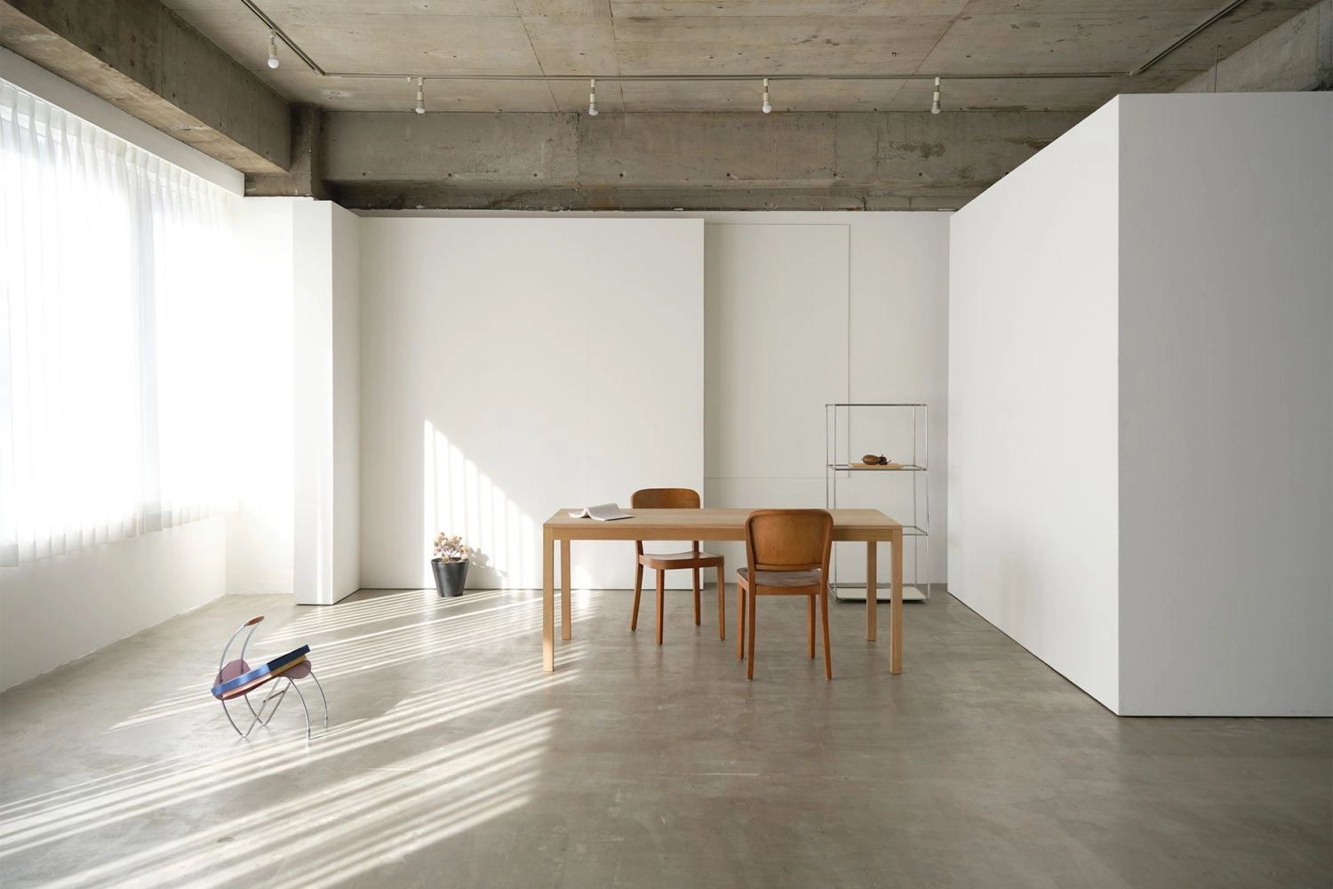 自然光が入るモルタル床のワンフロアスタジオ