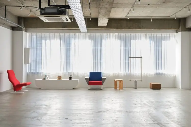 南西の壁一面の大きな窓から入るやわらかな自然光