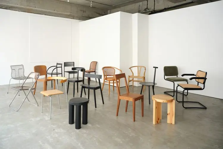 雰囲気に合わせて選べる椅子プロップ多数(無料)