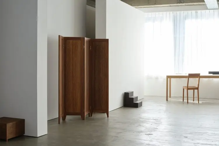 家具作家による洗練された家具を背景に撮影可能