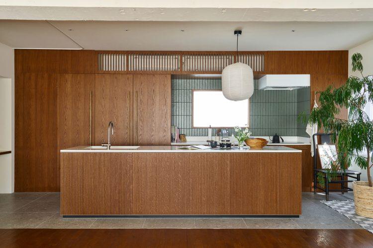 木の素材感を活かした、和モダンなオープンキッチン