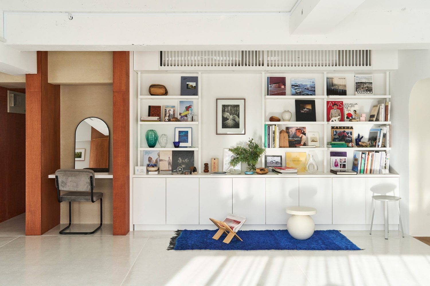 壁付けの棚には国内外から集めている写真集や小物が