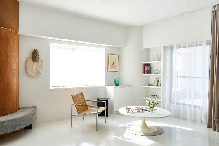 アールの柱や造作棚など白で統一されたスタジオの一角