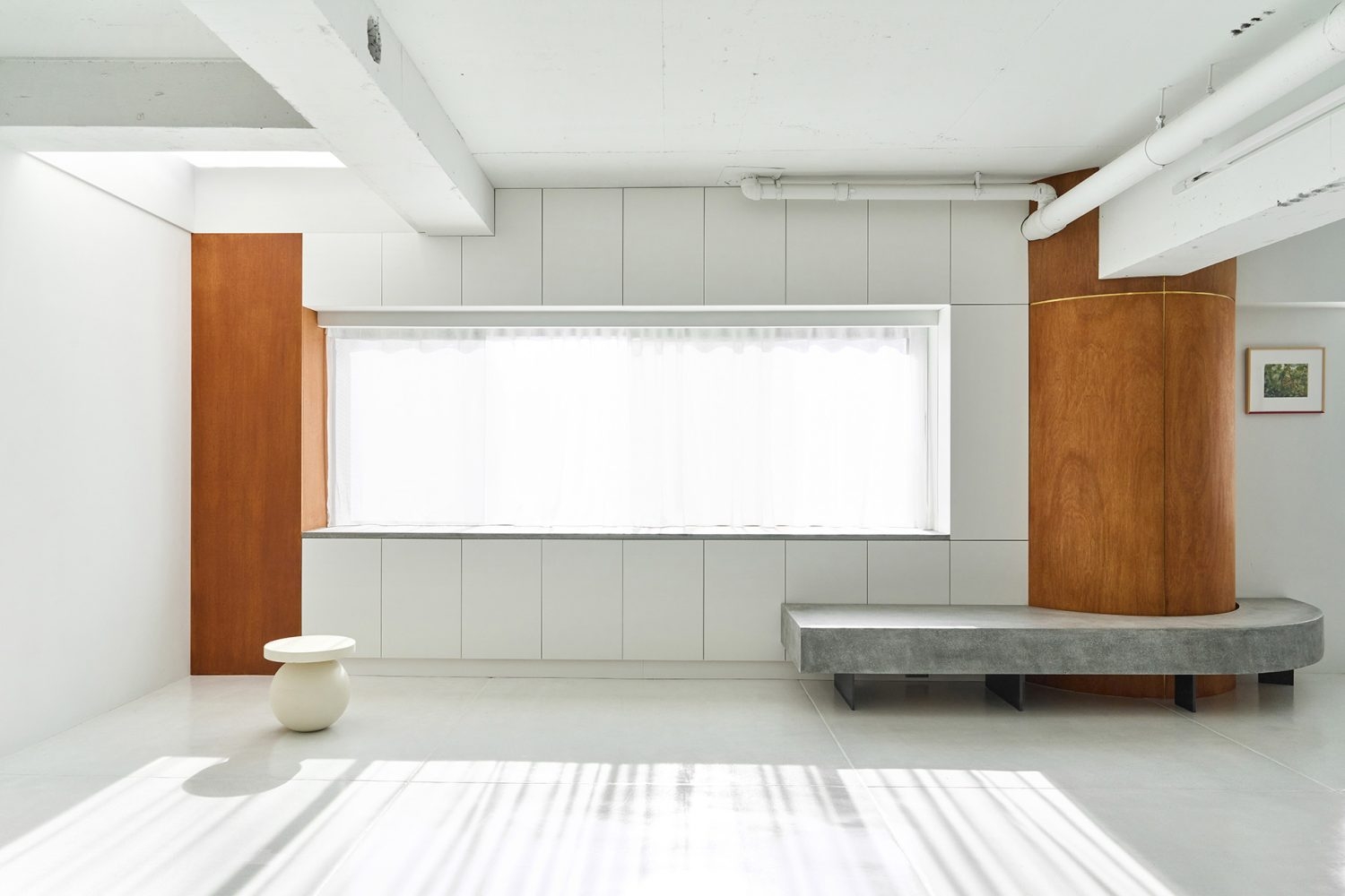 白壁や造作ベンチ、アールの柱など撮影スポット多数