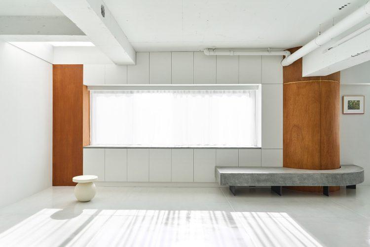 白壁や造作ベンチ、アールの柱など撮影スポット多数