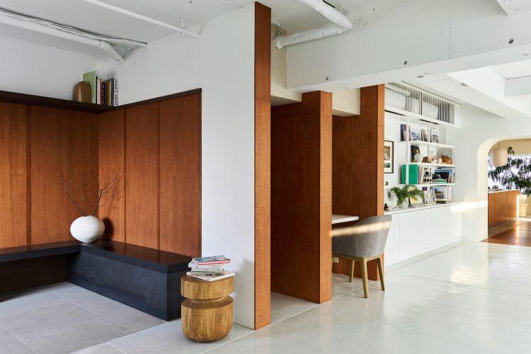 各所の窓から自然光が入る、明るいスタジオ内