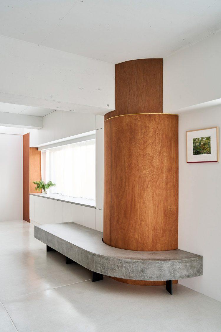 豊かに入る自然光とさまざまな素材が調和する空間