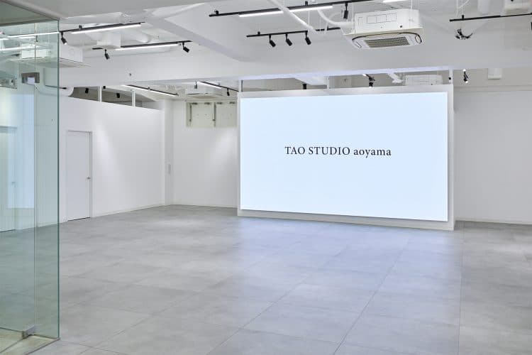 入口脇のアール白壁側からスクリーン側に向かって