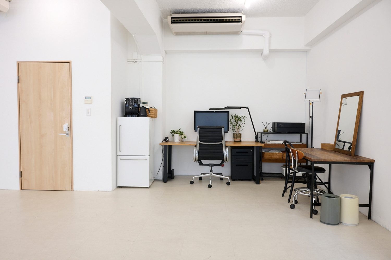 窓側からメイク台側