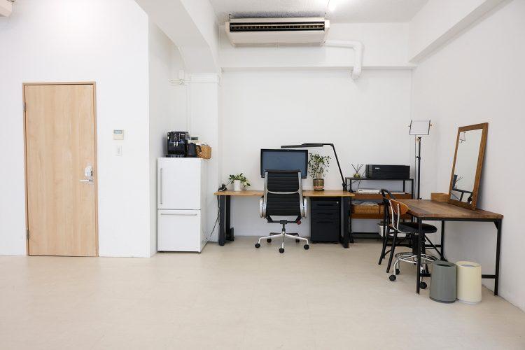 窓側からメイク台側