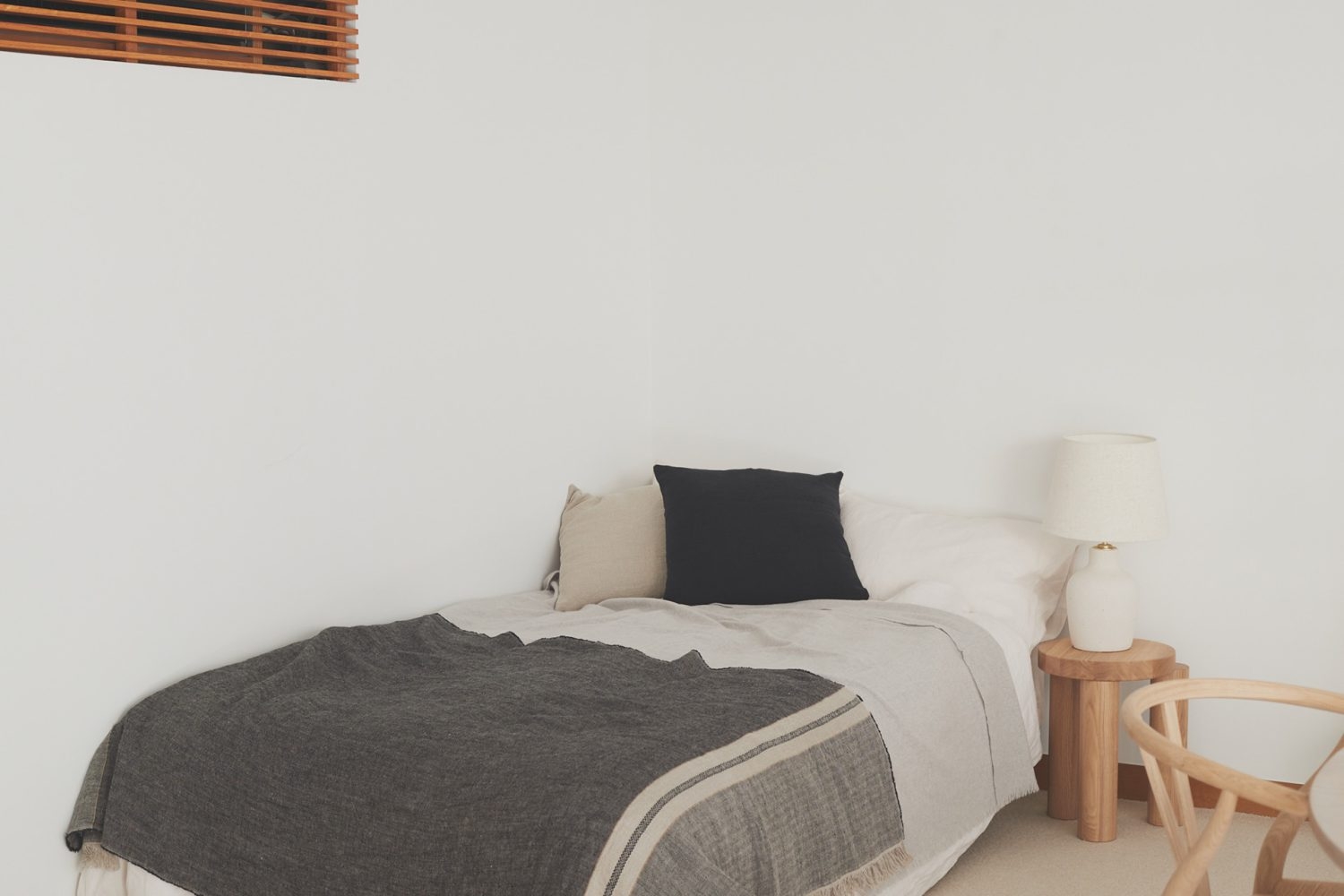 ベッドコーナー / 寝具はLIBECOのものなどを使用