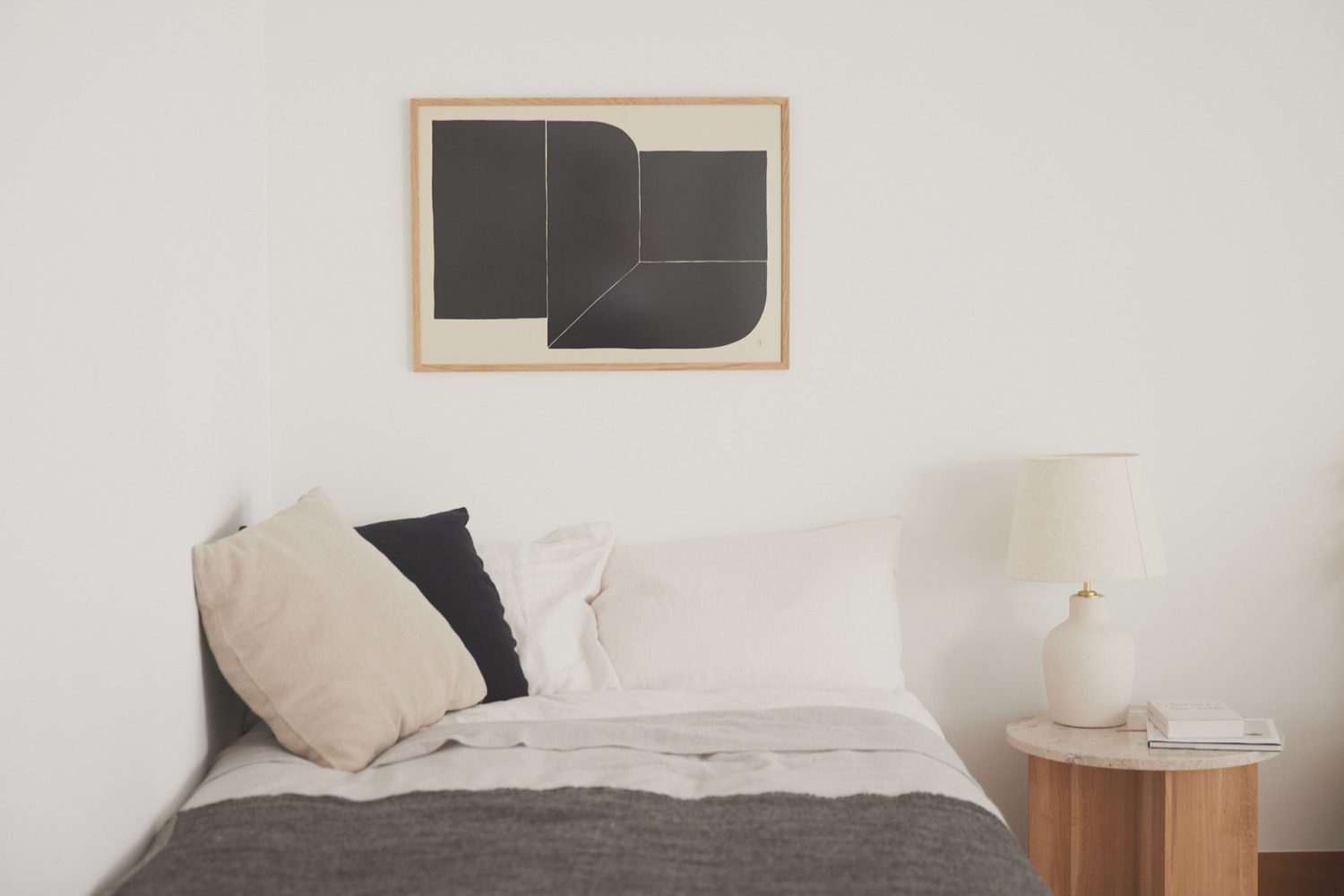 ベッドコーナー / サイドテーブルはKARIMOKU CASE