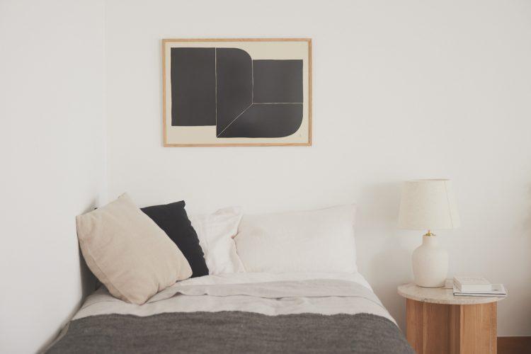 ベッドコーナー / サイドテーブルはKARIMOKU CASE