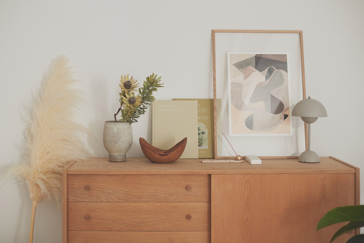 チェストの上は季節ごとに花やインテリアをチェンジ