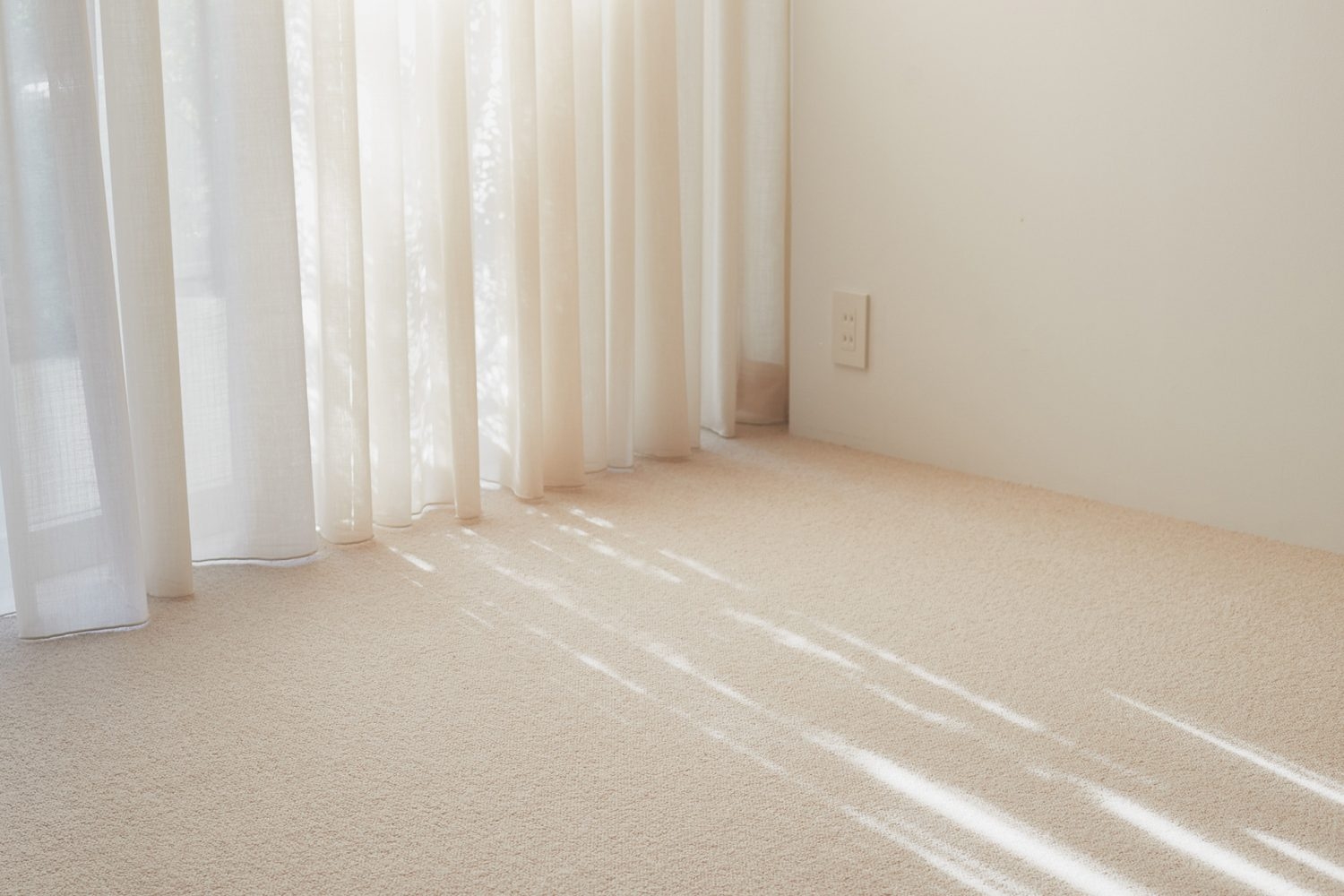 やわらかな光が差し込むカーテンはKvadrat