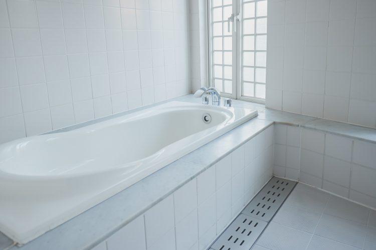 光が差し込む広々としたバスタブ