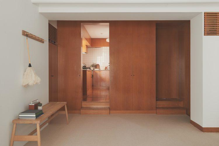 建具に木が多用された、モダンな雰囲気の空間