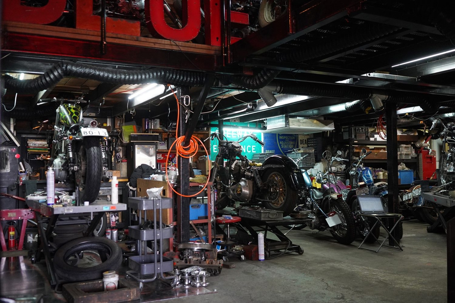 実際のバイク整備作業スペース