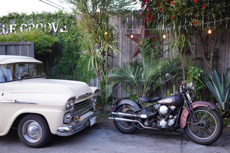 貴重なバイクや車が出迎えます
