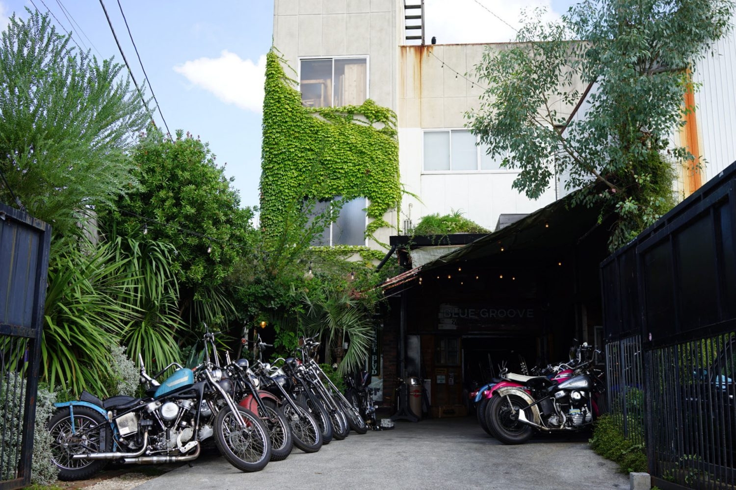 ヴィンテージバイクが並ぶ店舗正面入口