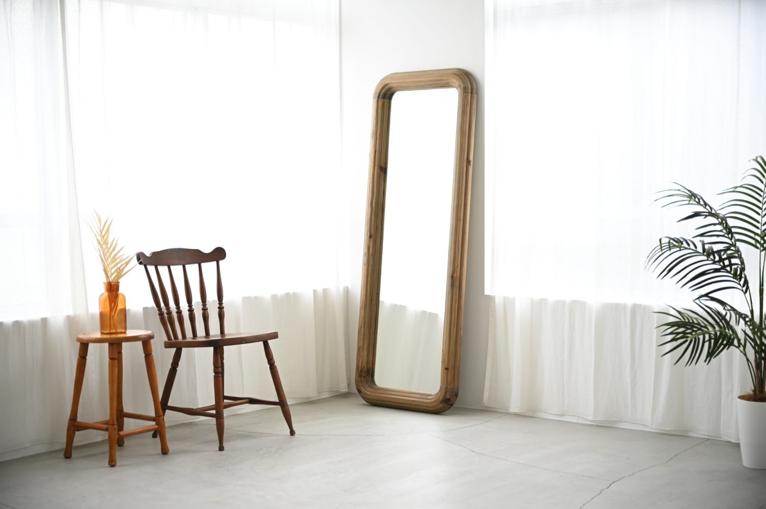 ほどよい存在感のウッドフレームの姿見鏡