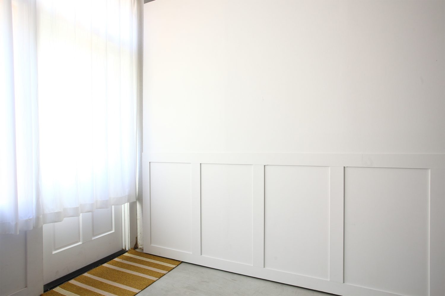 モールディング腰壁の可動式パネルで陰影感を演出