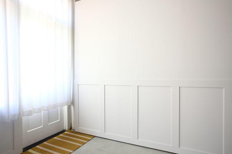 モールディング腰壁の可動式パネルで陰影感を演出