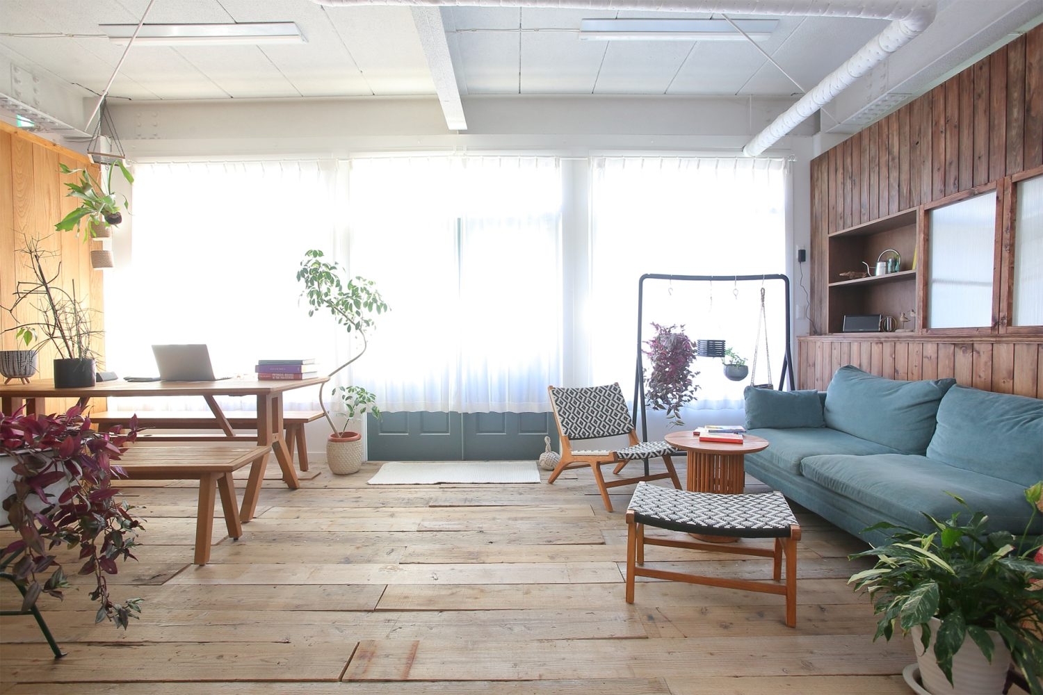 左にウッドの可動壁・右に可動式シェルフを設置