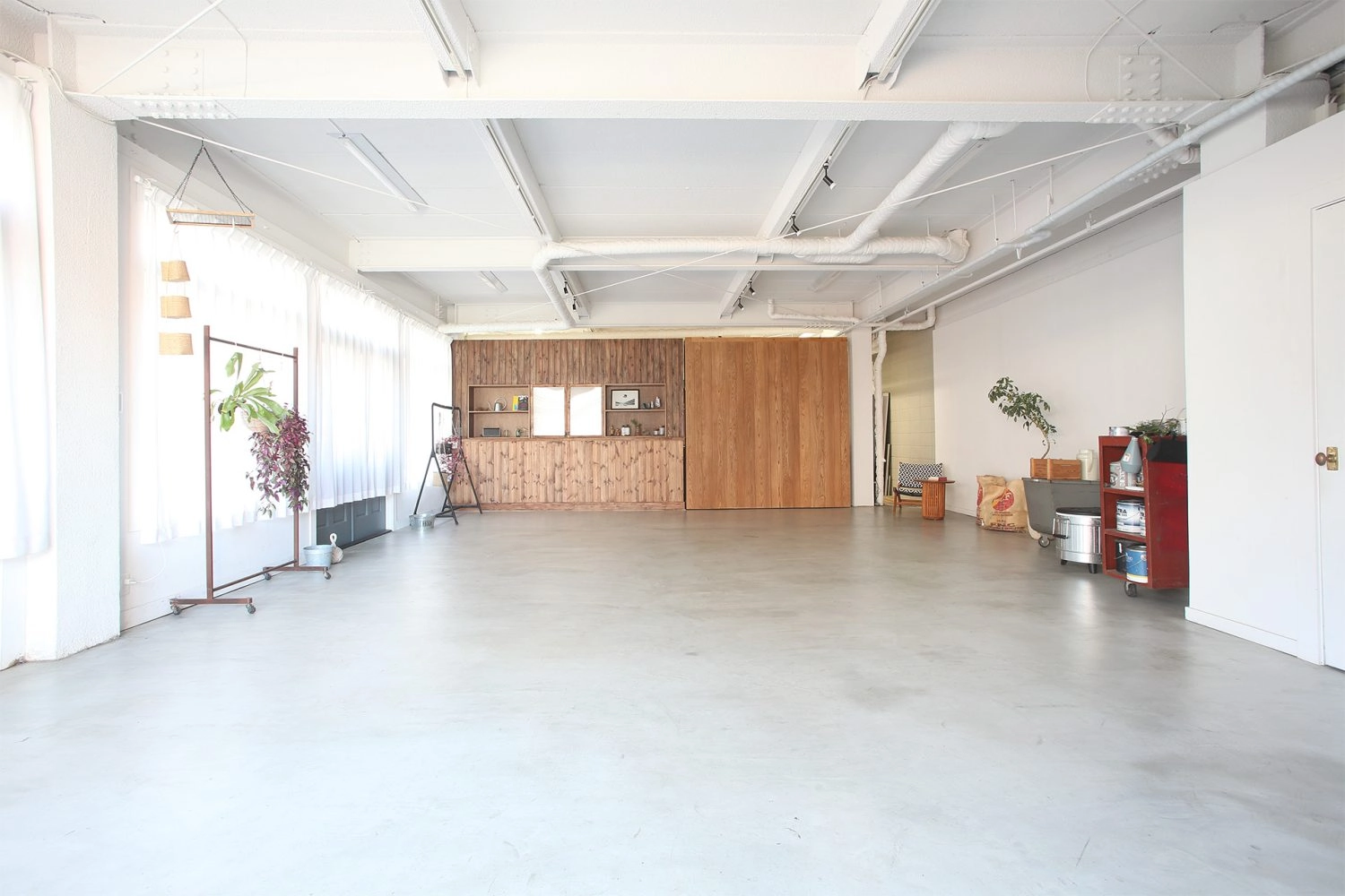 広々と撮影しやすいモルタルスペース / 入口側から奥側