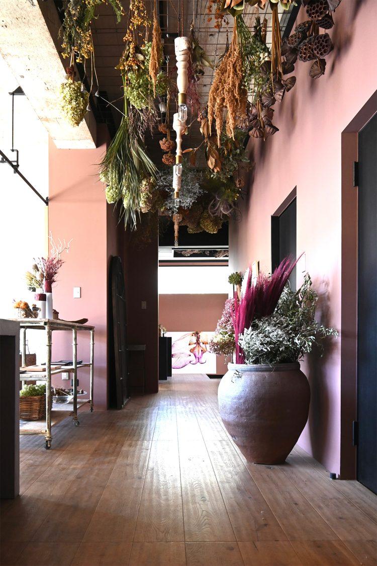 廊下から玄関へ