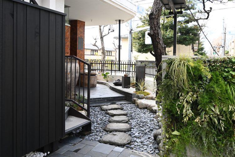 玄関までの飛び石