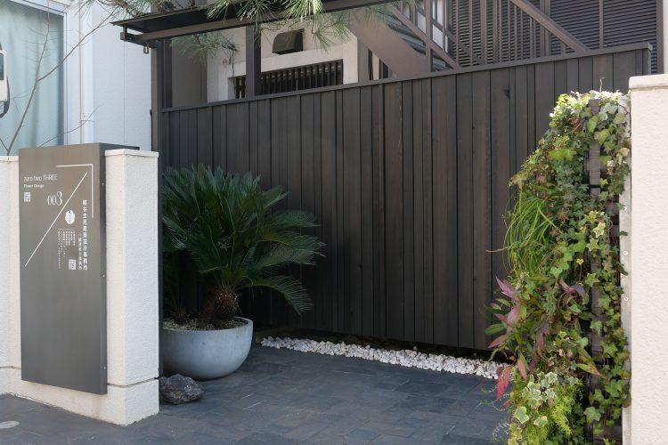 エントランス奥の板壁