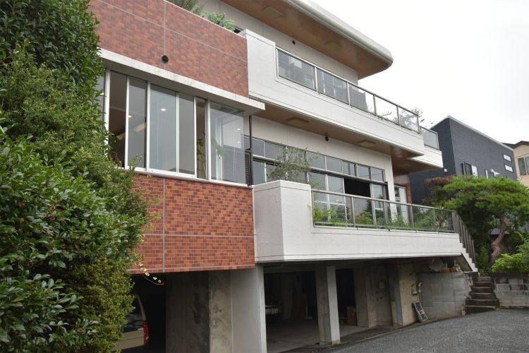 外観(奥の階段から搬入可能)