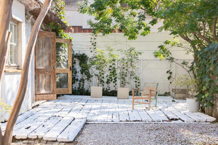 枕木を使用したウッドデッキ