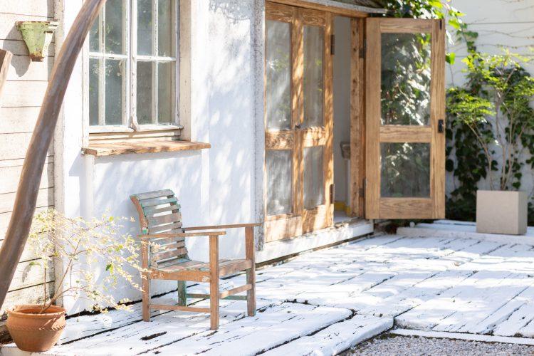 優しい木漏れ日が差し込む庭