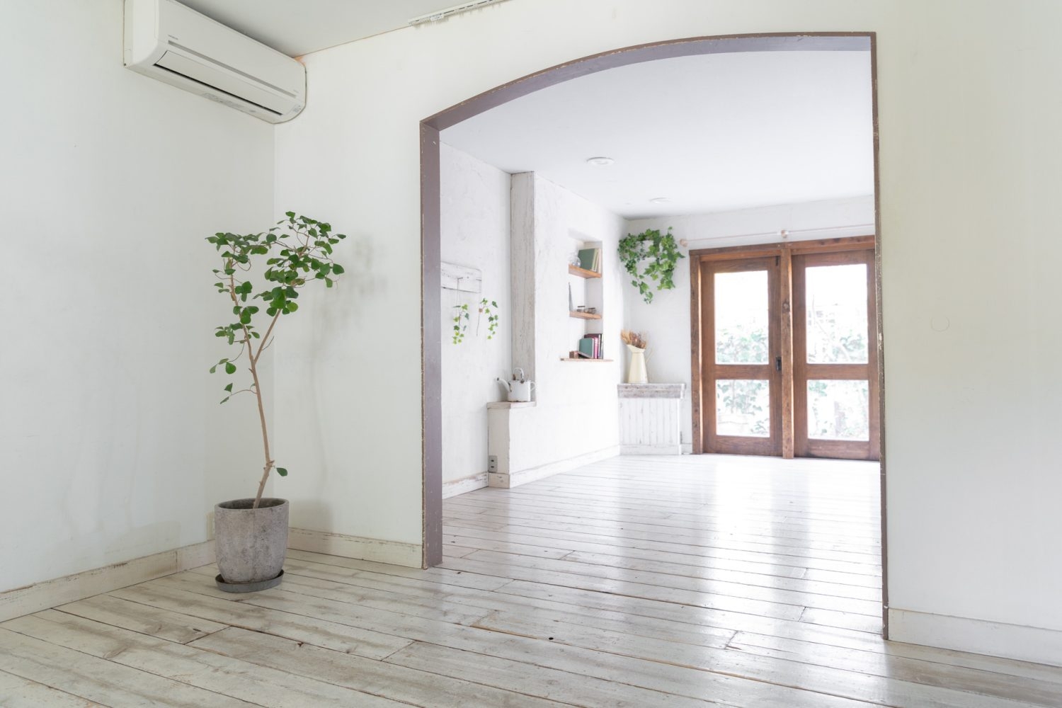 メインルームとの間のアーチ壁