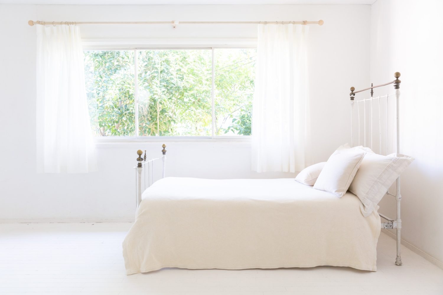 白で統一されたベッドルーム