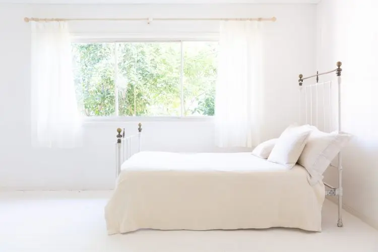 白で統一されたベッドルーム