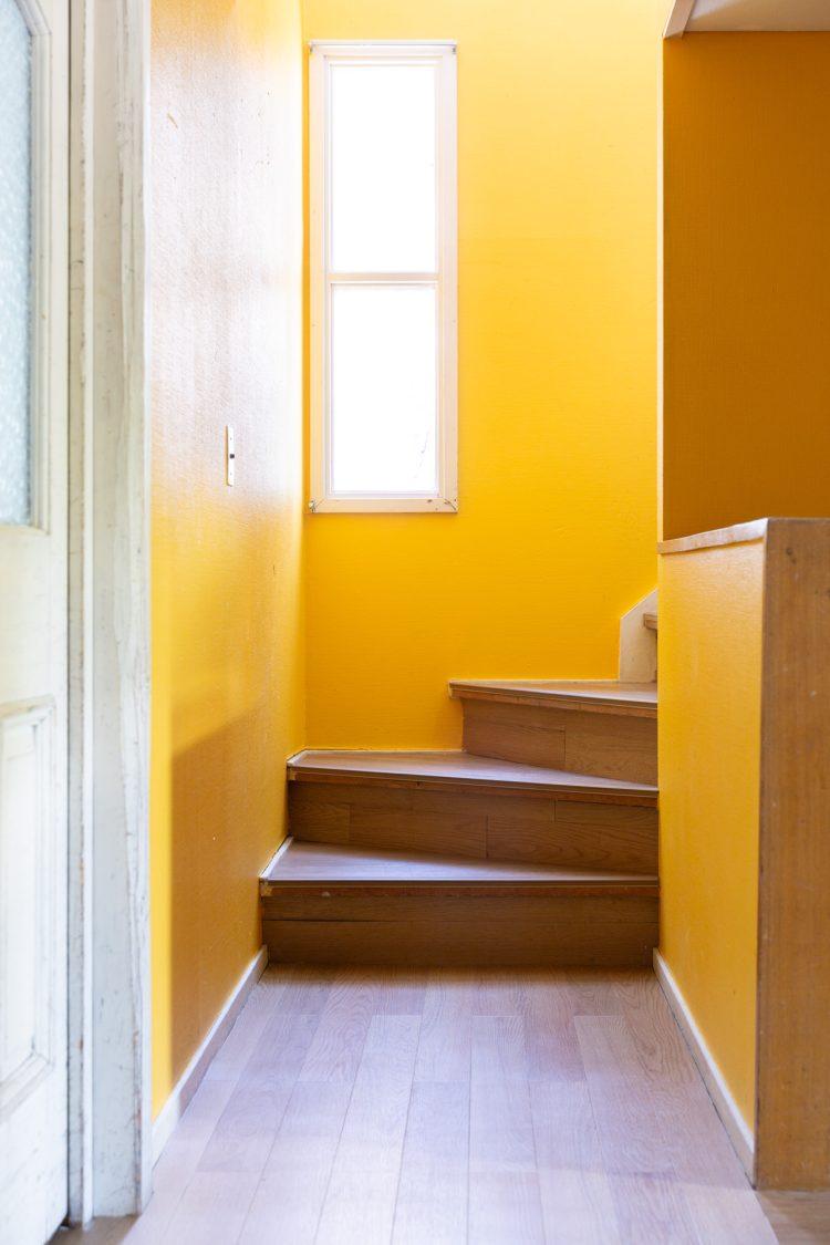 黄色い壁の階段