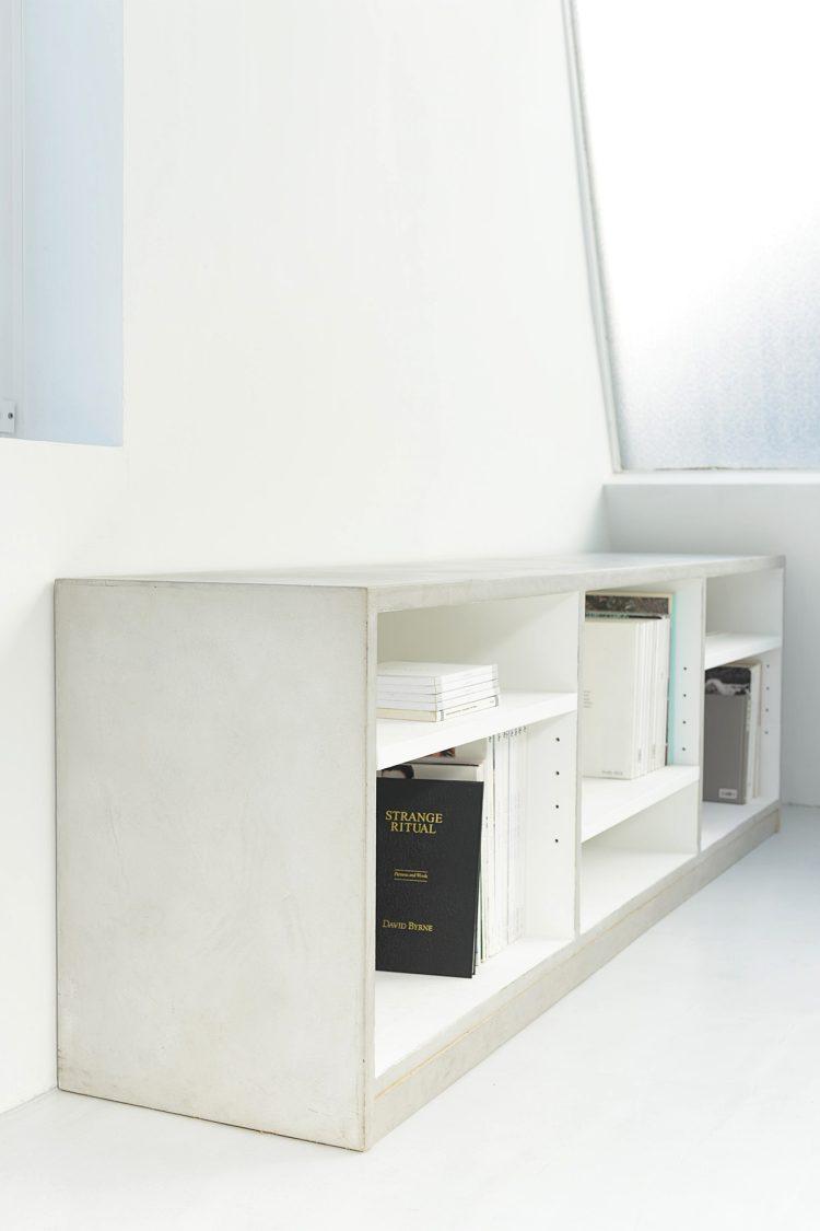 モルタル塗装の書棚は可動式