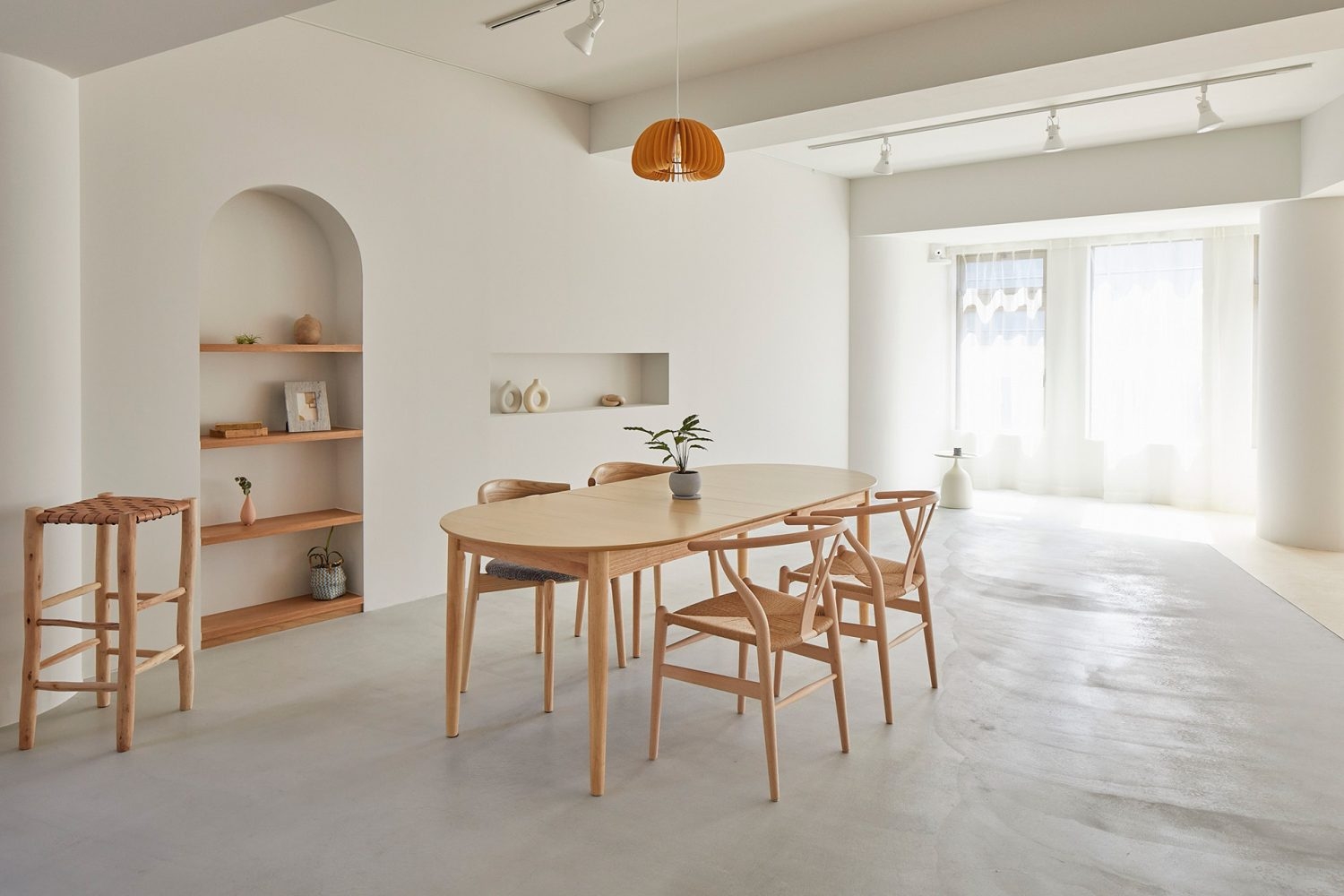 掘り込み棚がある白壁とダイニング